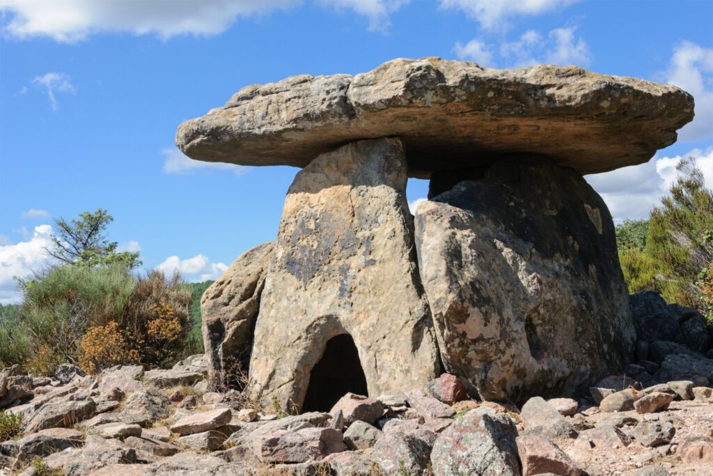 Le dolmen de Coste Rouge, dit aussi dolmen du Belvédère, dans le domaine du prieuré Saint-Michel de Grandmont, Hérault, France